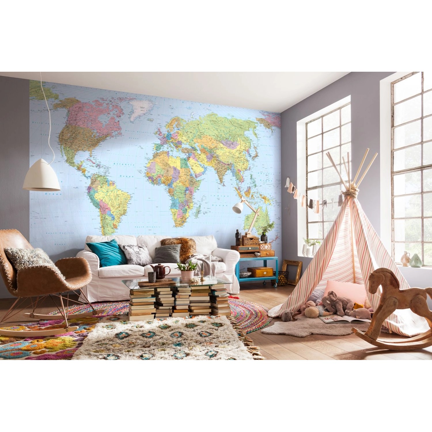 Wohnraum mit Komar Fototapete World Map Multicolor (368x248 cm) an der Wand.