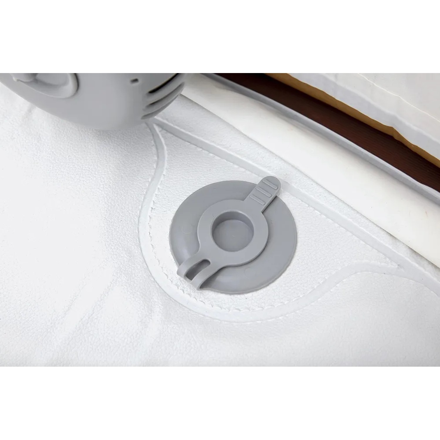 Detailaufnahme: graues Ventil am weißen LAY-Z-SPA Helsinki AirJet Whirlpool in Holzoptik.