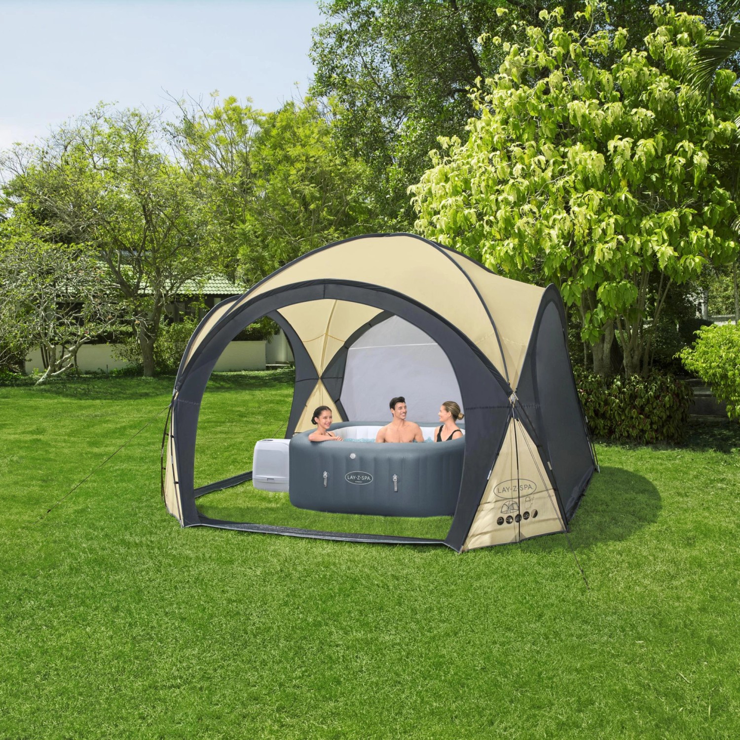 Bestway Lay-Z-Spa Whirlpool-Pavillon 390x390x255 cm im Garten mit Personen im Whirlpool.