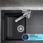 Grohe QuickFix Spültischarmatur Start Supersteel auf schwarzer Spüle. Einhebelmischer mit niedrigem Auslauf.
