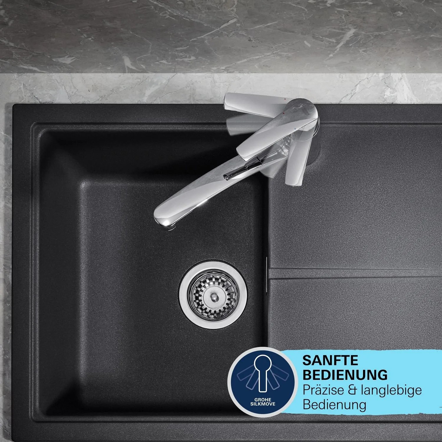 Grohe QuickFix Spültischarmatur Start Supersteel auf schwarzer Spüle. Einhebelmischer mit niedrigem Auslauf.