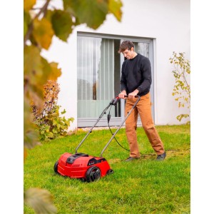Mann bedient roten Einhell Elektro-Vertikutierer-Lüfter auf grünem Rasen. Leistungsstarkes Gerät für die Rasenpflege im Garten.
