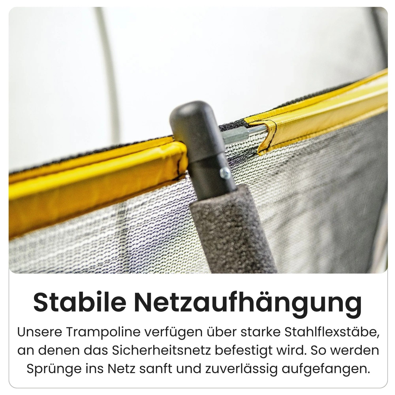 Detailaufnahme: Stabiles Netz und gepolsterte Stange eines Zero Gravity Gartentrampolins.