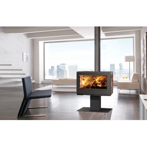 Schwarzer Panadero Harmonie 3V Kaminofen (7,2 kW) im modernen Wohnzimmer mit brennendem Holz.