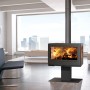 Schwarzer Panadero Harmonie 3V Kaminofen (7,2 kW) im modernen Wohnzimmer mit brennendem Holz.