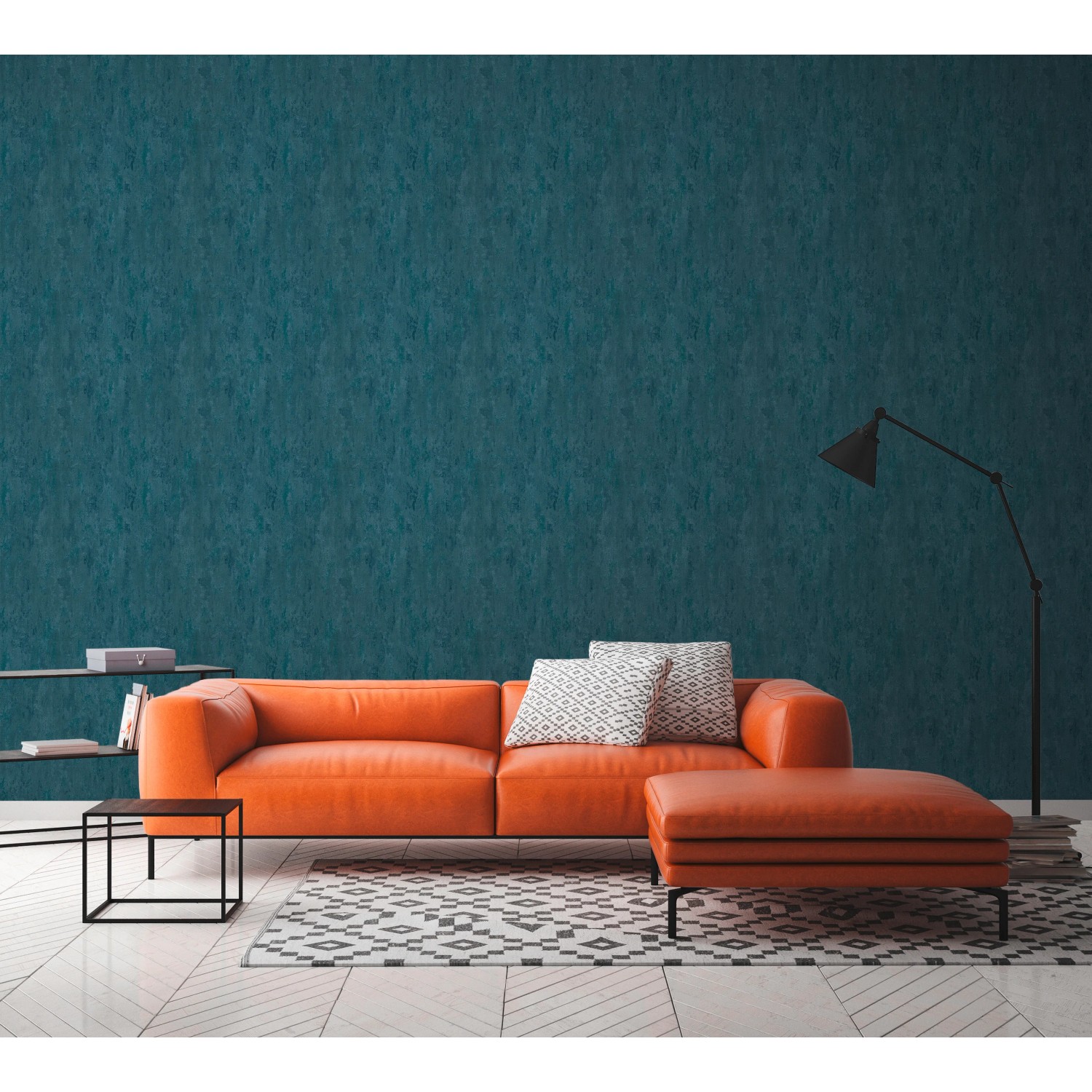 Vliestapete Trendwall 2 Uni Blau Glänzend im Wohnraum mit orangefarbenem Sofa.