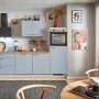 Pino Küchenzeile 260 cm in Pastellblau mit Geräteschrank und Elektrogeräten.