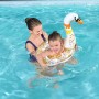 Kind mit Bestway Schwimmring (Schwan) im Pool, glitzernd. Badespaß!