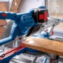 Bosch Professional Akku-Kapp- und Gehrungssäge GCM 18 V-216 D beim Sägen von Holz.