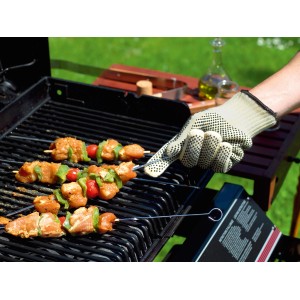 Hitzeschutz-Handschuh beim Grillen: Hand mit Handschuh dreht Spieß auf Grill.