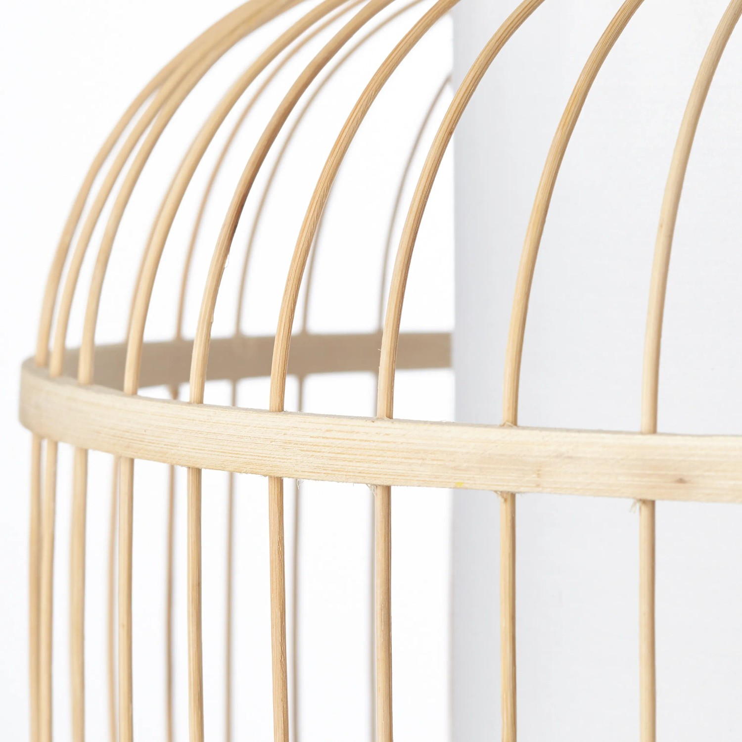Detailansicht der weißen Brilliant Pendelleuchte Bones Ø 40 cm aus Bambus und Textil.