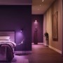 Philips Hue Centura Einbauspot in Aluminium, mit farbiger Ambiente-Beleuchtung im Schlafzimmer.
