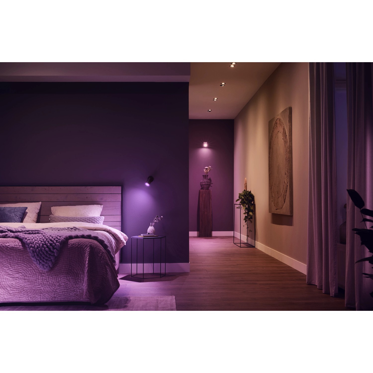Philips Hue Centura Einbauspot in Aluminium, mit farbiger Ambiente-Beleuchtung im Schlafzimmer.