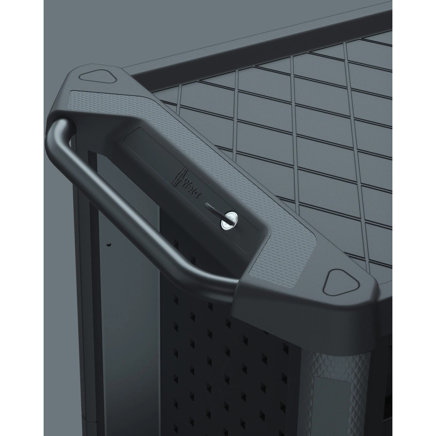 Detailaufnahme: Griff und Schloss des Wera Werkstattwagens 9700 Tool Rebel.