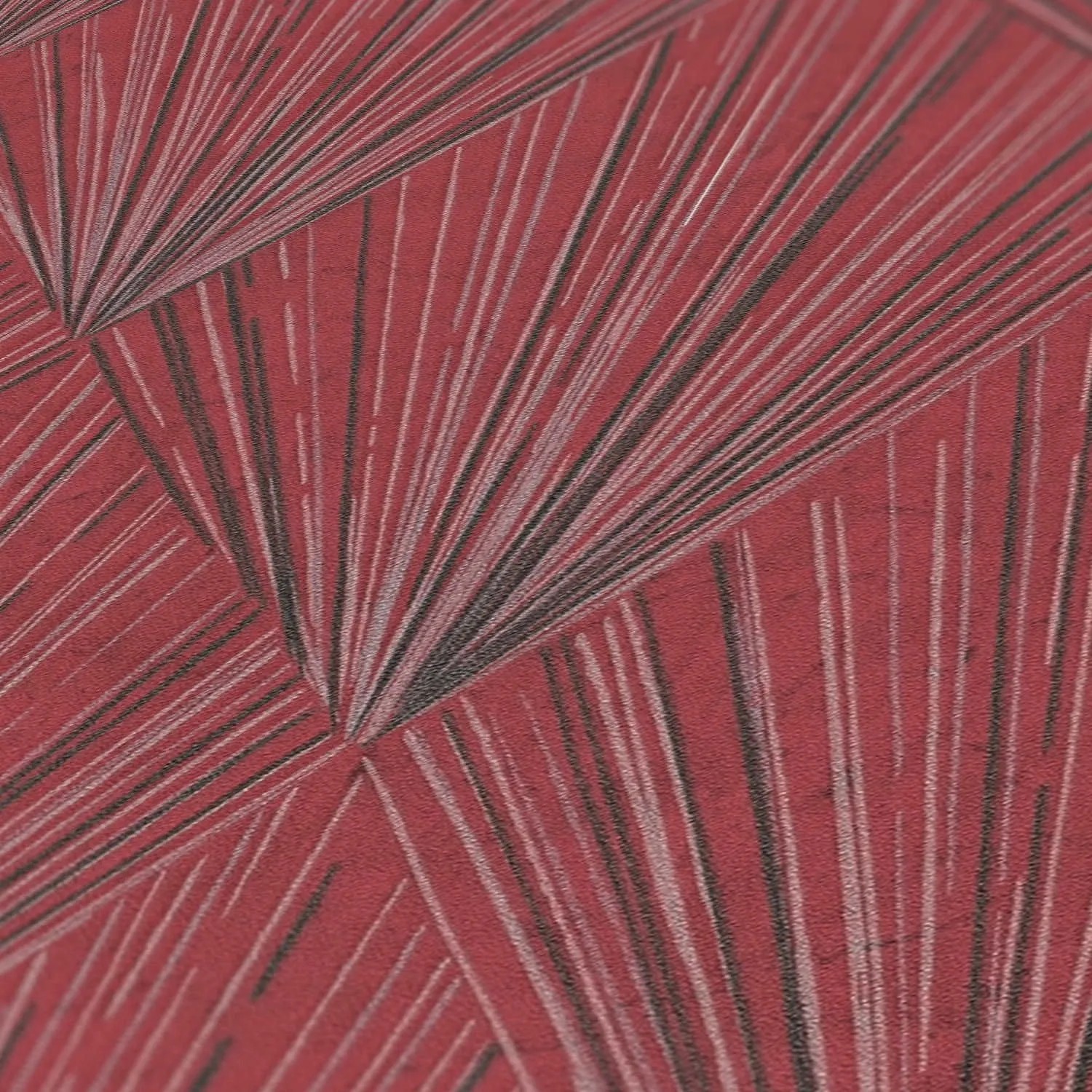 Grafische Vliestapete mit abstraktem Strahlenmuster in Schwarz und Hell auf rotem Grund. Dekorative Tapete.