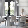 Beige Marmor Optik Vliestapete von Origin Wallcoverings im Esszimmer mit Tisch und Stühlen.
