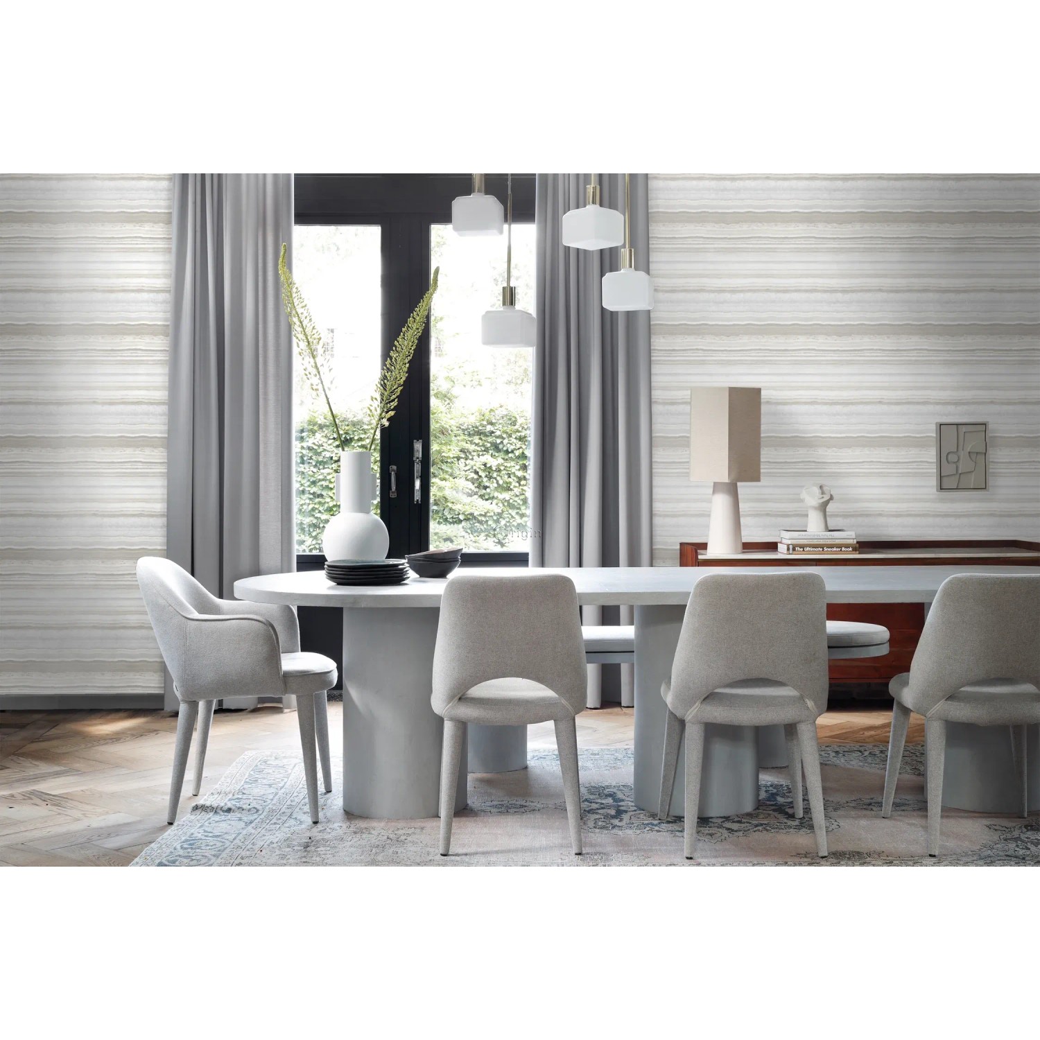 Beige Marmor Optik Vliestapete von Origin Wallcoverings im Esszimmer mit Tisch und Stühlen.