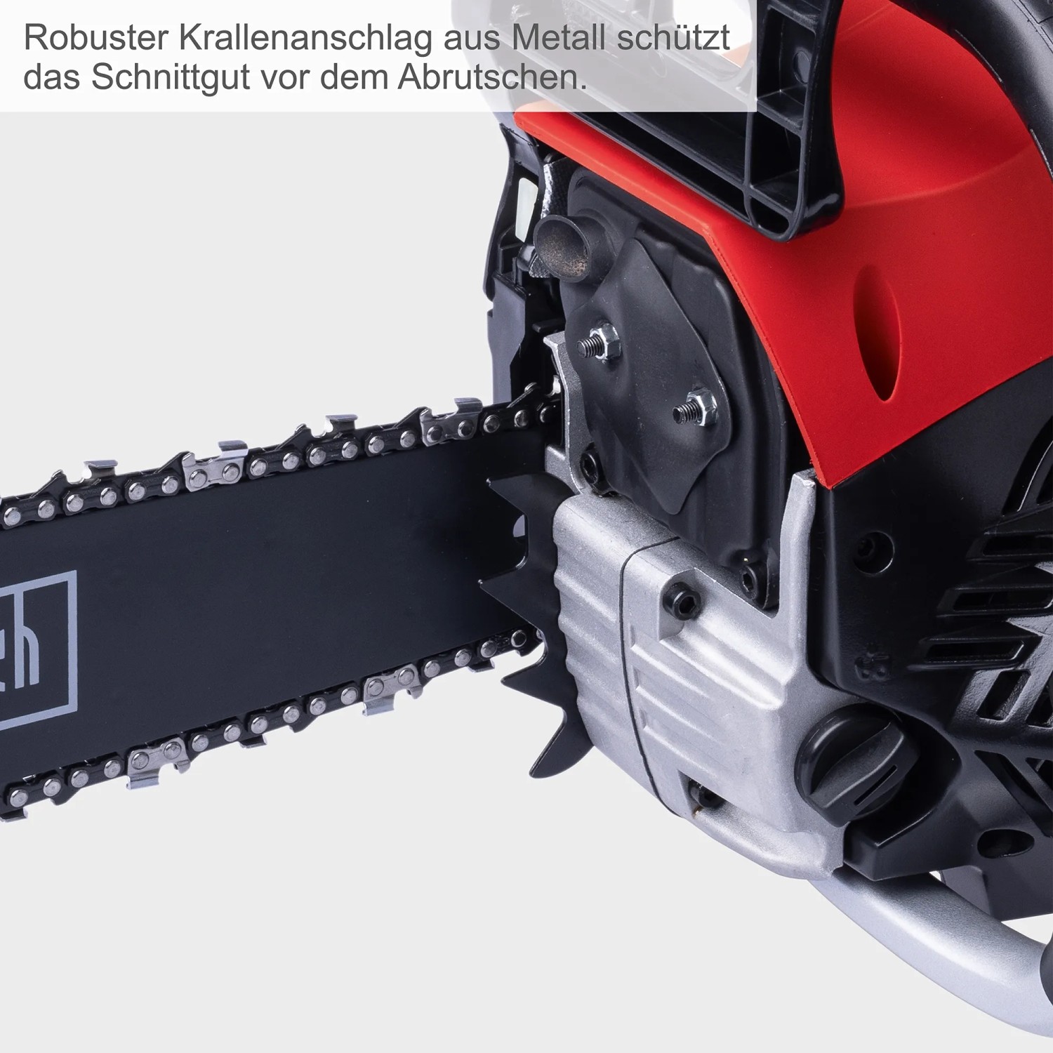 Detailaufnahme: Scheppach PCS53 Benzin-Kettensäge mit Schwert und Krallenanschlag.