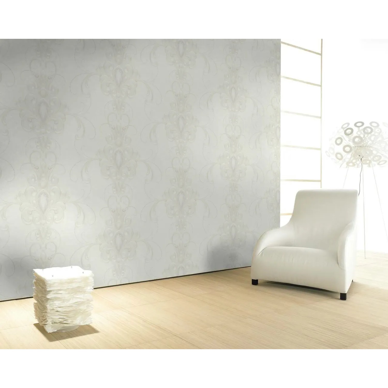 Glööckler Vliestapete Imperial mit floralen Ornamenten in Creme im Raum.