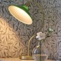 PR Home Axel Tischleuchte mit grünem Glasschirm und Messinggestell. Dekorative Innenleuchte.