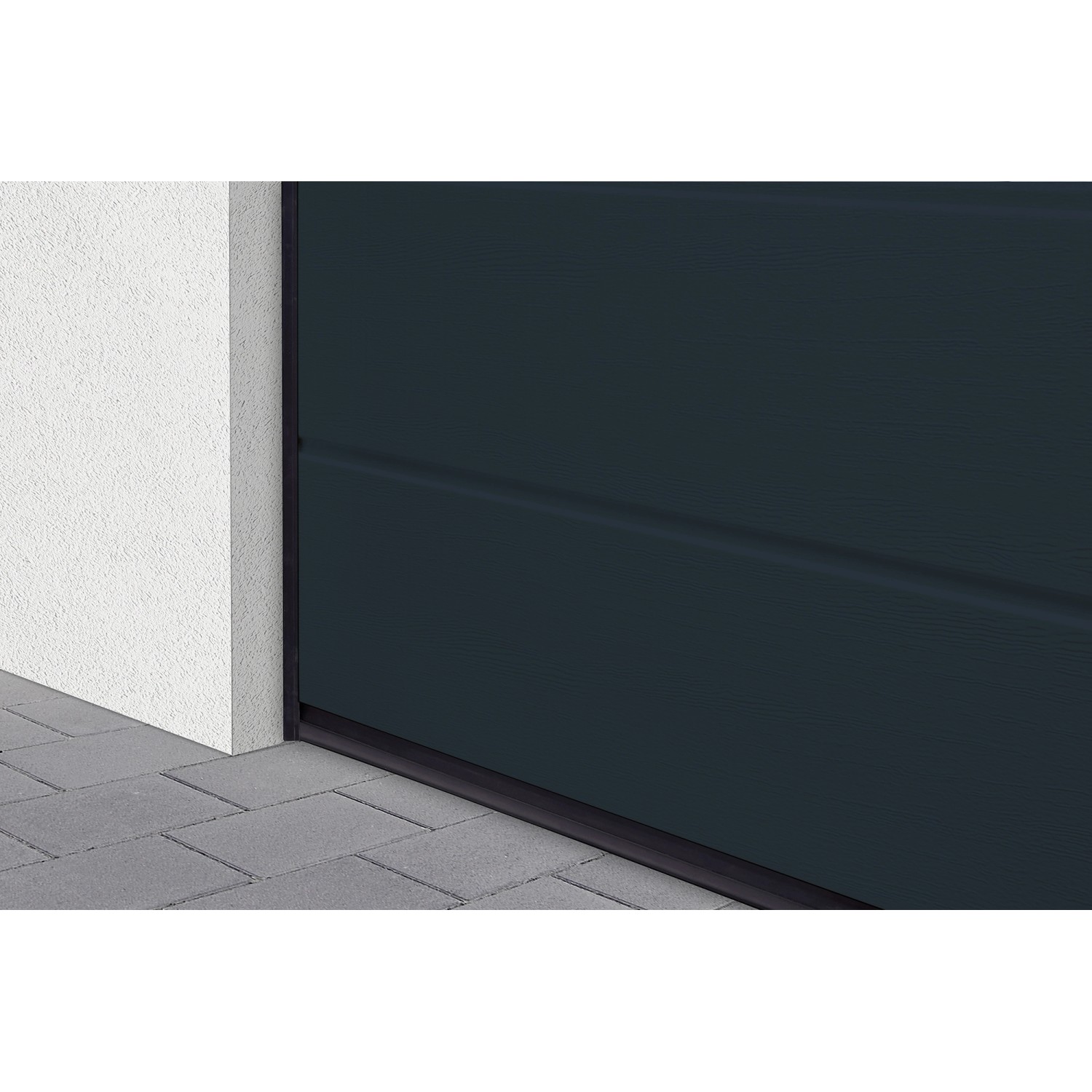 Detailansicht: Anthrazitgraues IsoMatic Garagentor mit Antrieb und doppelwandigen Lamellen.