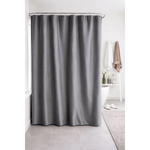 Grauer Euroshowers Duschvorhang mit Ringen und Metallösen im Badezimmer.