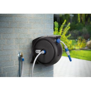 LUX Wand-Schlauchbox Classic 20 m an Hauswand mit Gartenschlauch und Wasserhahn.