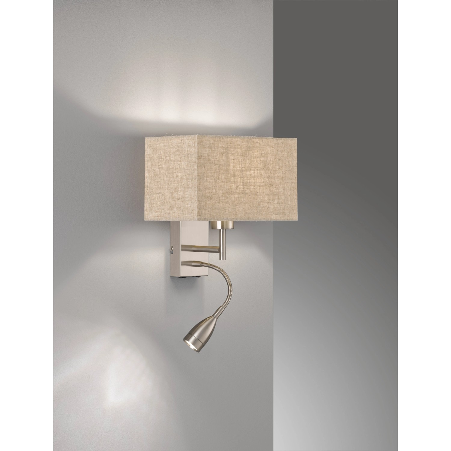Wandleuchte Dream: Nickelfarbene Lampe mit sandfarbenem Leinen-Schirm und LED-Lesearm.