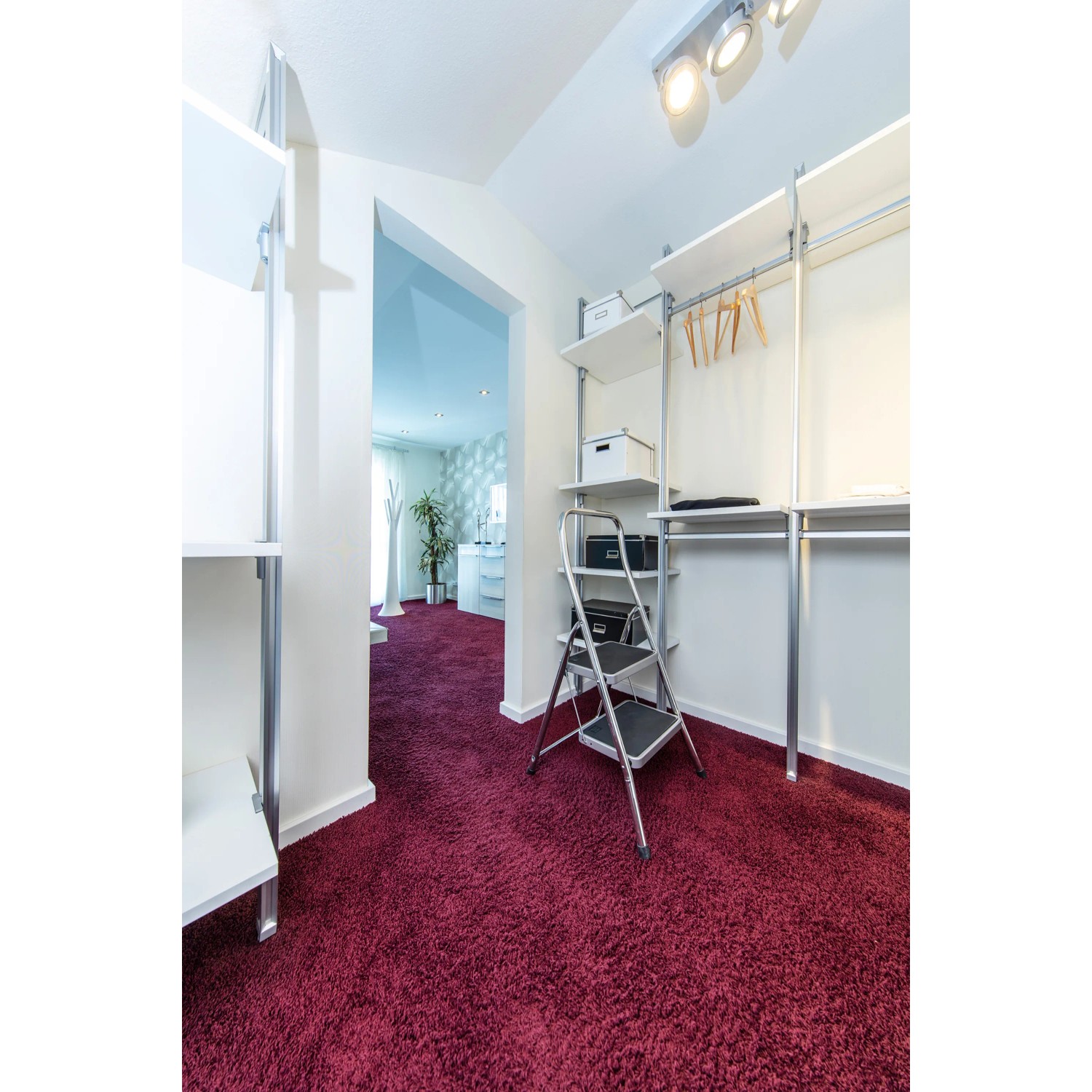 Krause Klapptritt Toppy XL mit 2 Stufen im Raum, ideal für Regalarbeiten.