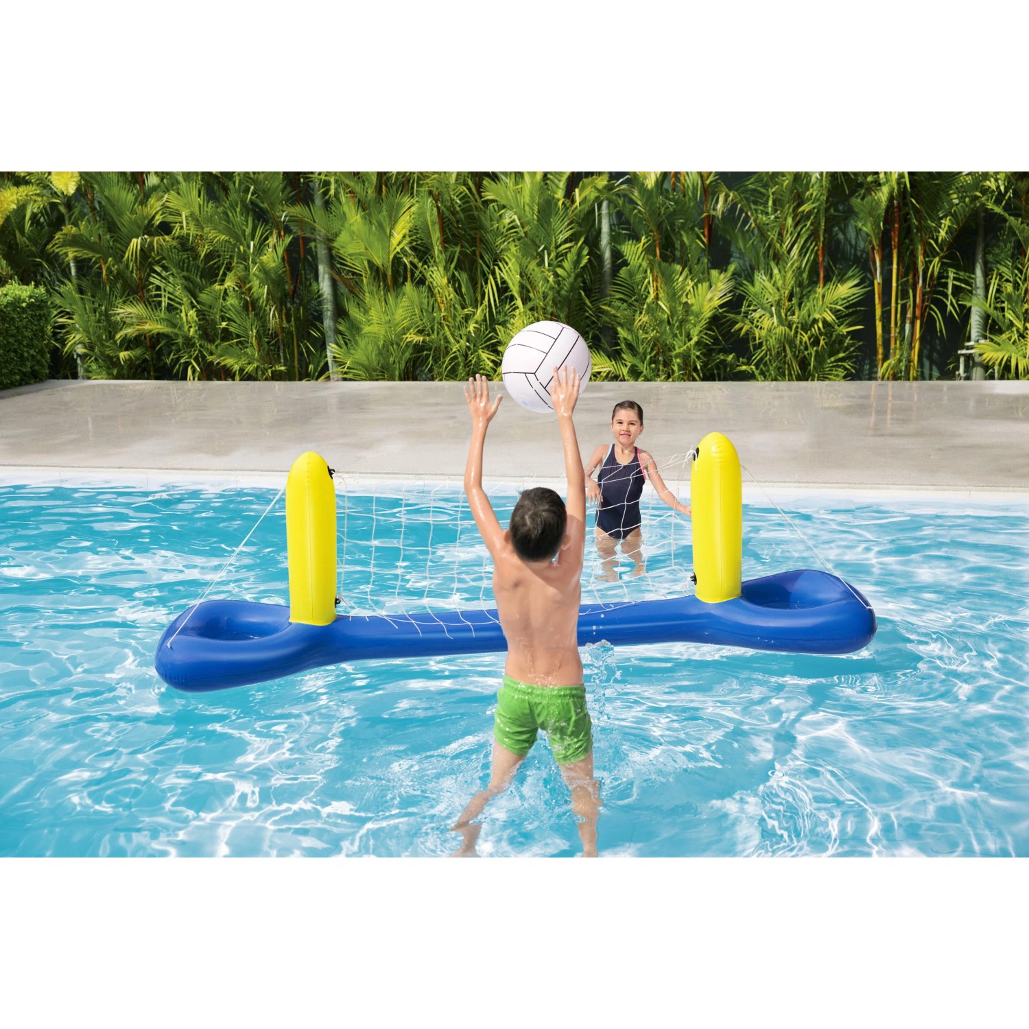 Bestway Volleyball-Set im Pool mit spielenden Kindern. Aufblasbares Wasserspielzeug für Sommer und Freizeit.