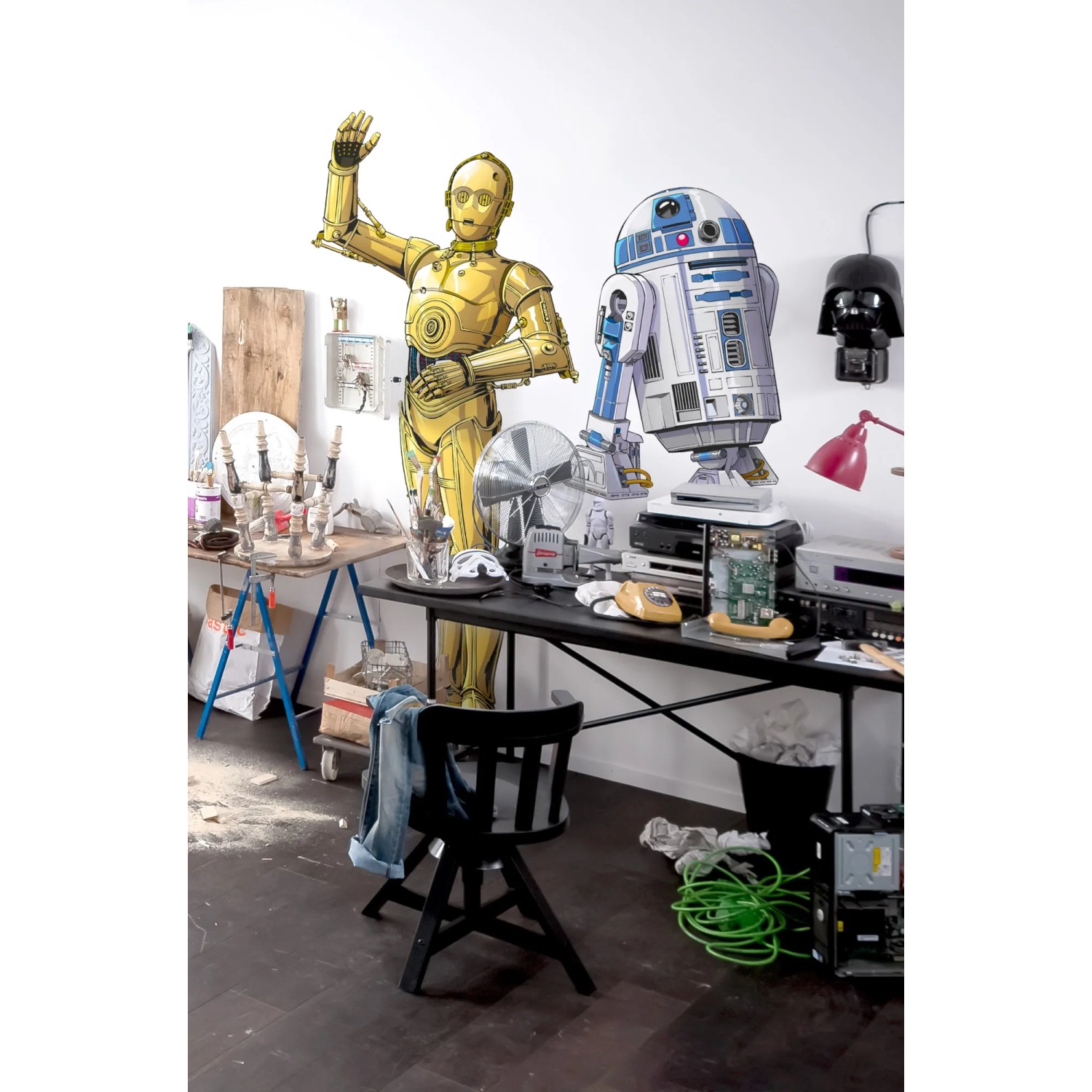 Star Wars Fototapete: R2D2 und C-3PO als selbstklebende Vlies-Tapete im Kinderzimmer.