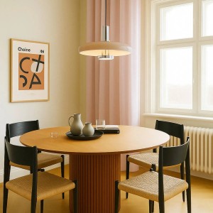Cremefarbene Lindby Pendelleuchte Branford im Retro-Stil über Esstisch mit Stühlen.