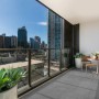 Balkon mit Primaflor Rasenteppich Comfort hellgrau, Kunstrasen mit Stadtblick.