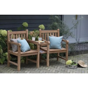 GarWoh Gartenbank Feierabend aus Teakholz mit Armlehnen und Kissen im Garten.