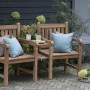 GarWoh Gartenbank Feierabend aus Teakholz mit Armlehnen und Kissen im Garten.