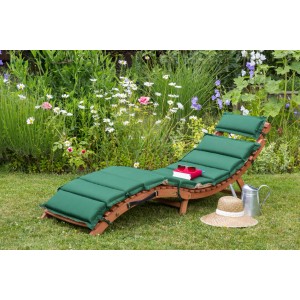 Sonnenliege Ipanema aus Eukalyptusholz mit grünem Kissen im Garten.