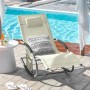 Beige SoBuy Sonnenliege OGS28-MI mit Tasche, Metallgestell und Kunstfasergewebe im Garten.