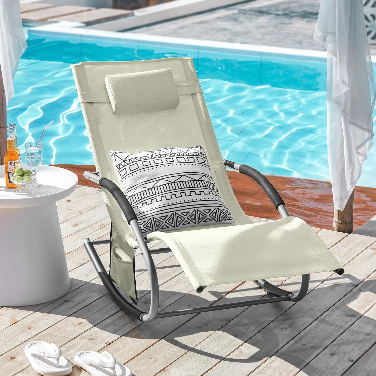Beige SoBuy Sonnenliege OGS28-MI mit Tasche, Metallgestell und Kunstfasergewebe im Garten.