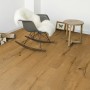 Kaindl Laminat Masterfloor Life Eiche Sunderland, wasserfest, 8,5 mm stark. Wohnraum-Szene mit Stuhl und Tisch.