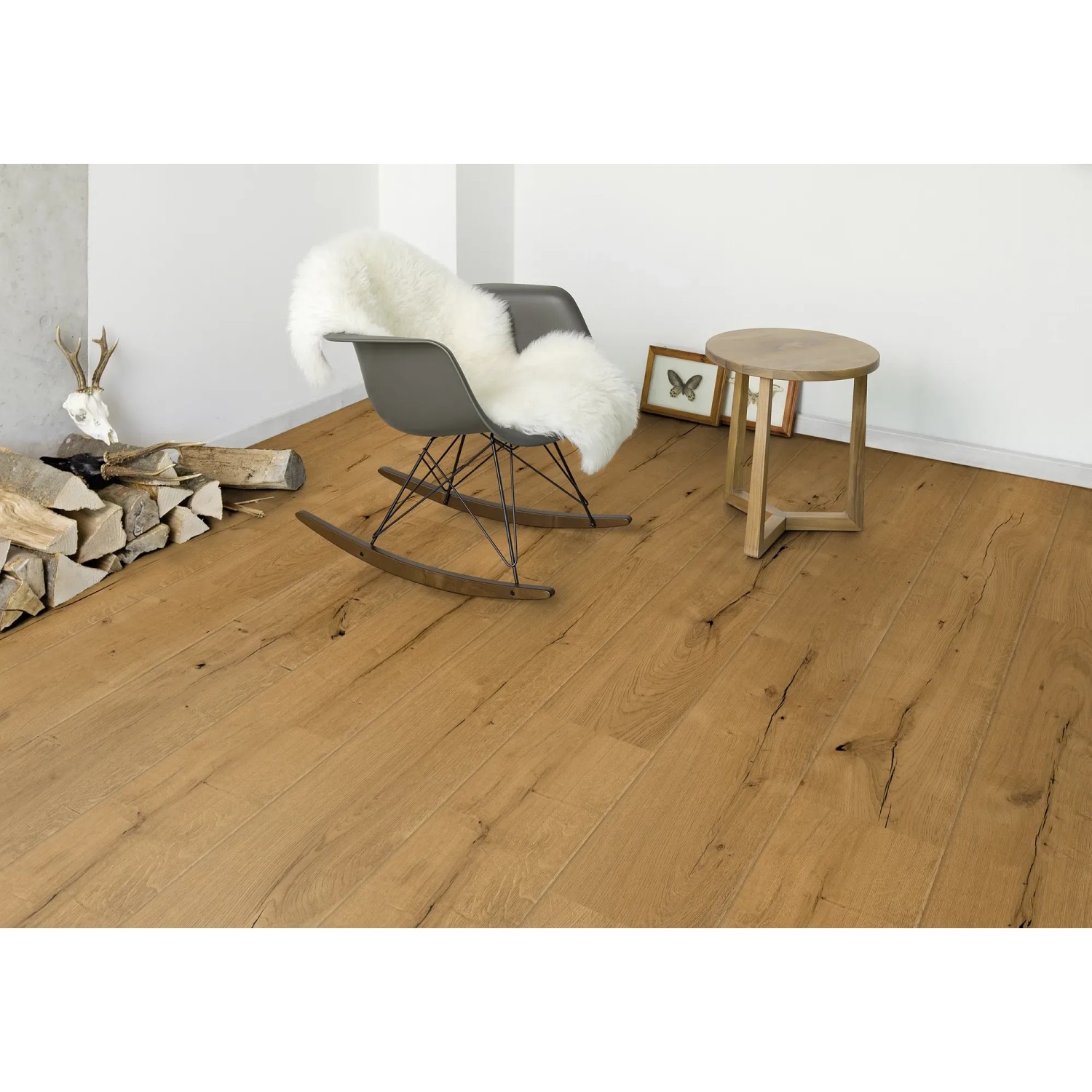 Kaindl Laminat Masterfloor Life Eiche Sunderland, wasserfest, 8,5 mm stark. Wohnraum-Szene mit Stuhl und Tisch.