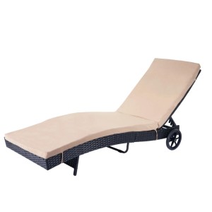 Anthrazitfarbene Poly-Rattan Sonnenliege mit beigem Kissen, Rädern und 5-fach verstellbarer Rückenlehne für Garten.