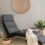 Schwarze ebuy24 Archie Sonnenliege aus Rattan mit grauen Polstern und Deko.