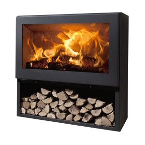 Schwarzer Panadero Fenix Kaminofen ARPEGE EcoDesign mit Holzscheiten und Flammen.