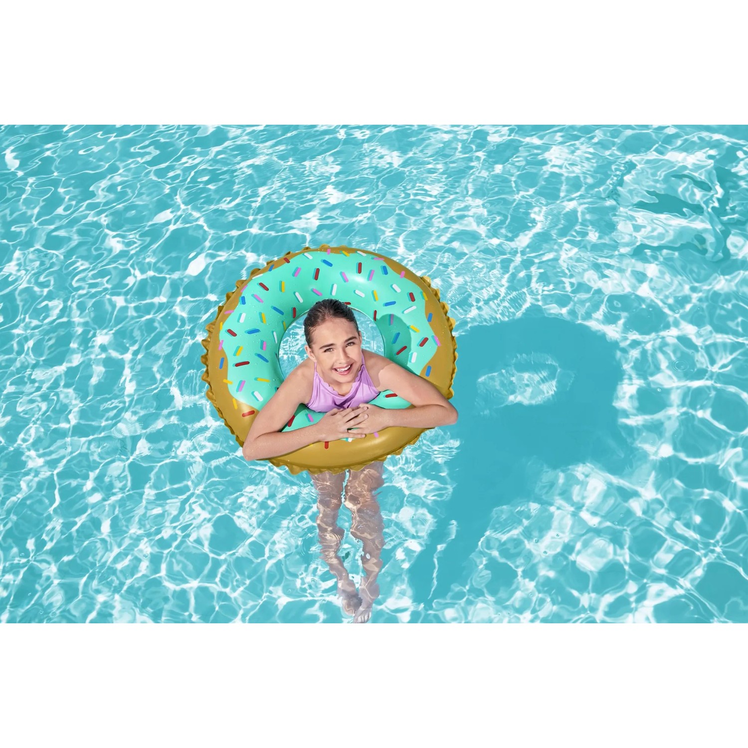 Mädchen schwimmt mit Bestway Schwimmring Sweet Donut (Ø 77 cm) im Pool.