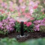 Rain Bird Versenksprüher 15 APG IG: Regner im Einsatz, bewässert Blumen mit feinem Sprühnebel.