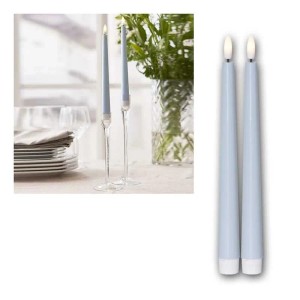 Zwei blaue LED Stabkerzen FLAMME CANDY mit warmweißer 3D Flamme und Timer, dekorativ auf einem Tisch arrangiert.