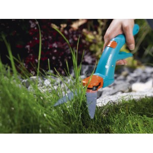 Gardena Grasschere Classic beim Rasenkantenschneiden. Handliche Gartenschere mit drehbarem Schneidkopf.