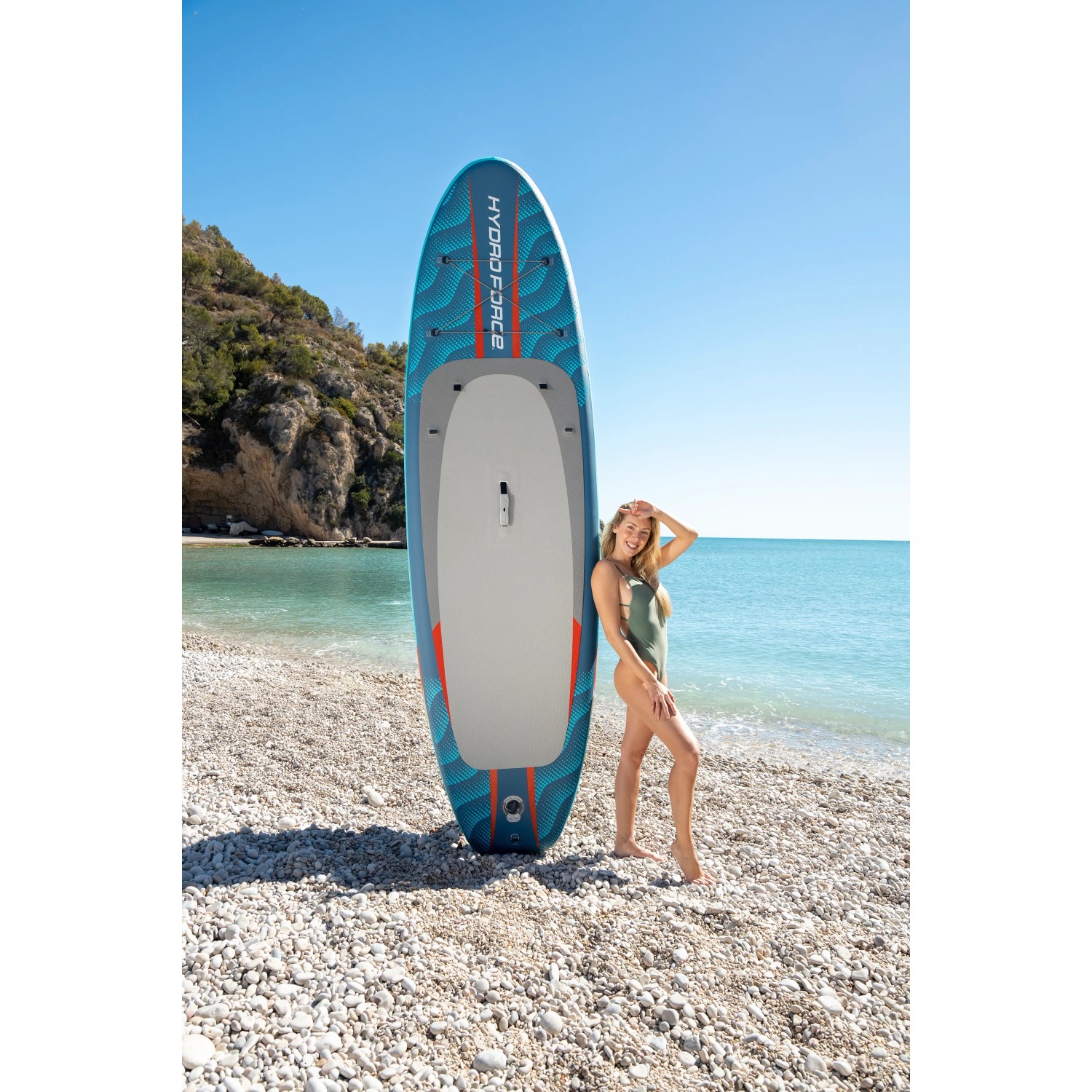 Bestway SUP Board Oceana Set mit Sitz, 305cm, am Strand mit Frau. Ideal für Stand Up Paddling.