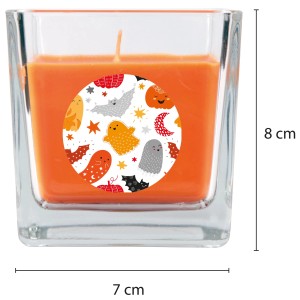 Orangefarbene Duftkerze im Glas mit Halloween-Motiv (Geister, Fledermäuse, Kürbisse).