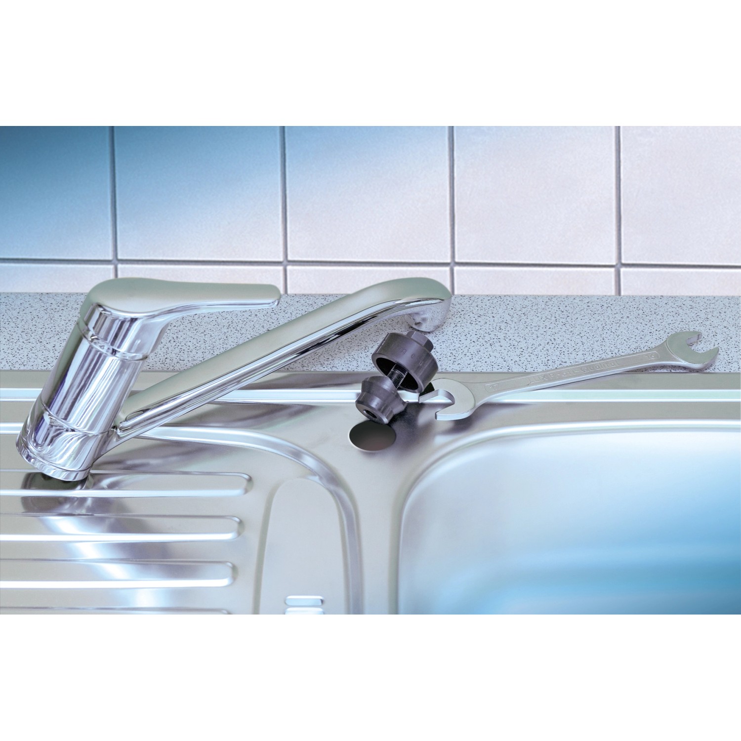 LUX Schraublocher 28 mm Comfort zum Stanzen von Armaturenlöchern in einer Spüle.